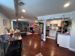 Building Photo - 142 Centre St