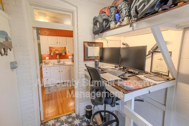 Building Photo - 127 E Exposition Ave