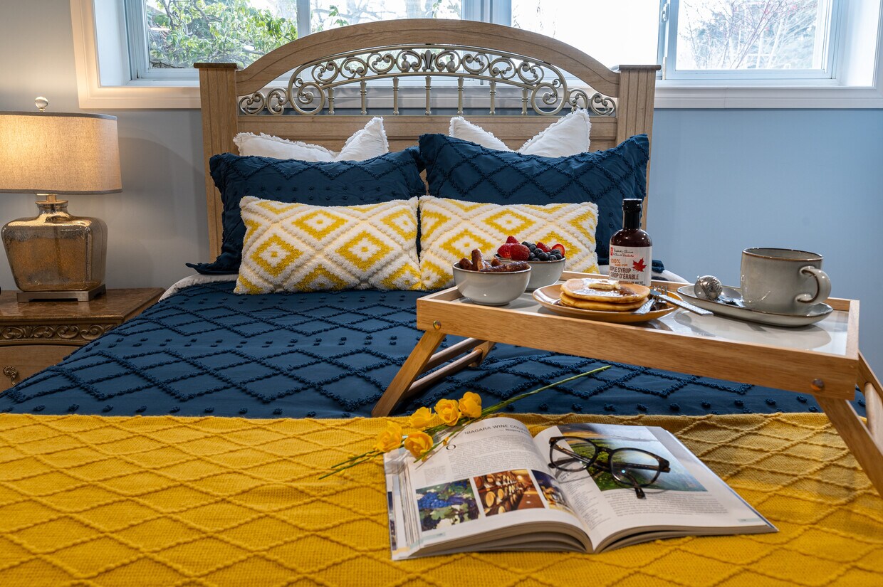 Profitez d'une chambre spacieuse et chaleureuse avec une atmosphère confortable parfaite pour le repos ! - 1191 Pharmacy Av