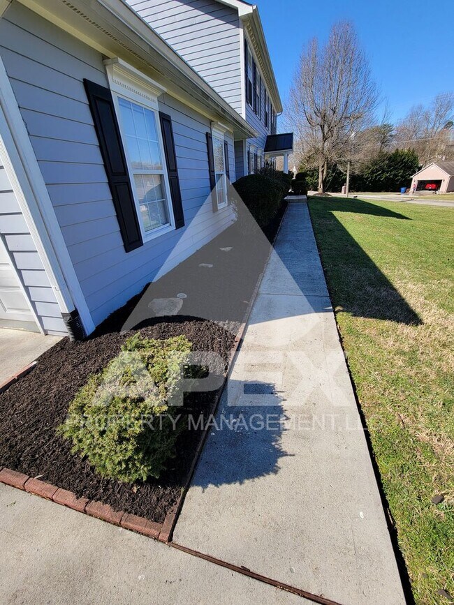 Building Photo - Gorgeous 4 Bd/2.5 Ba Single Family Home on...
