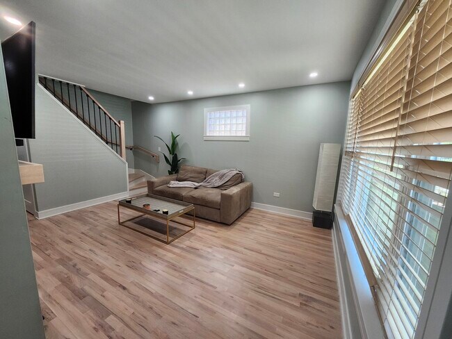 Foto del edificio - 8731 S Constance Ave