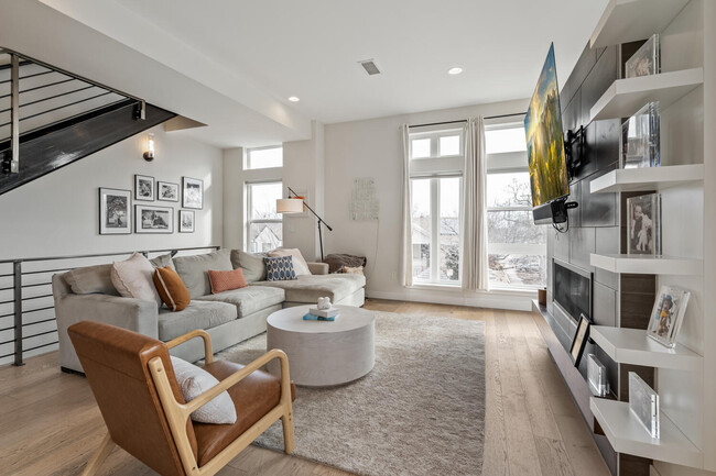 Building Photo - 4001 W Conejos Pl