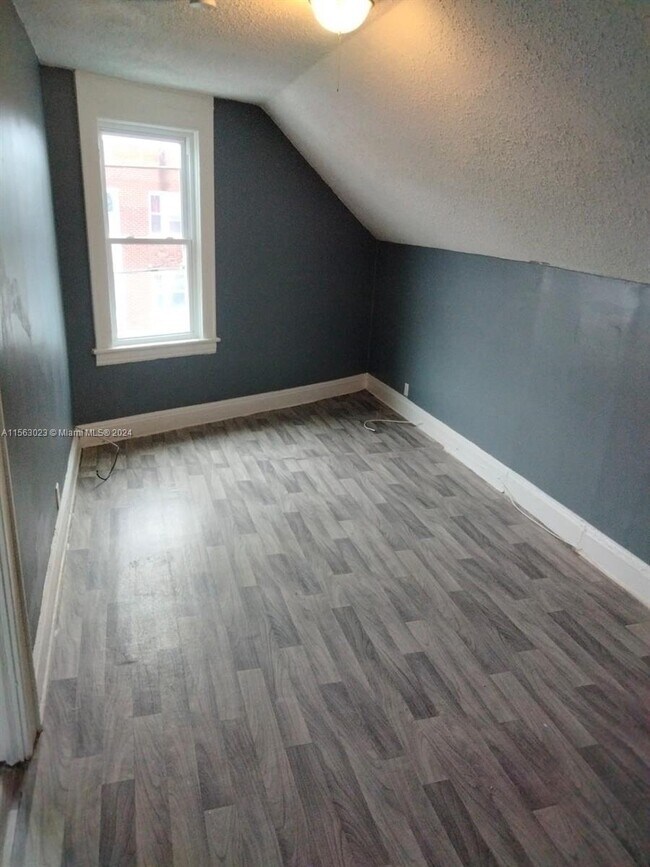 Foto del edificio - 2352 Barnum Ave