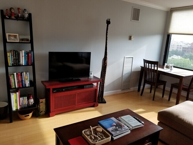 Amplia sala de estar con vistas al oeste. - 1301 20th St NW