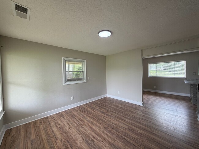 Foto del edificio - 106 Whitney Ave NE