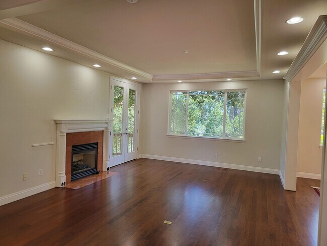 Building Photo - 1592 Manzanita Ave