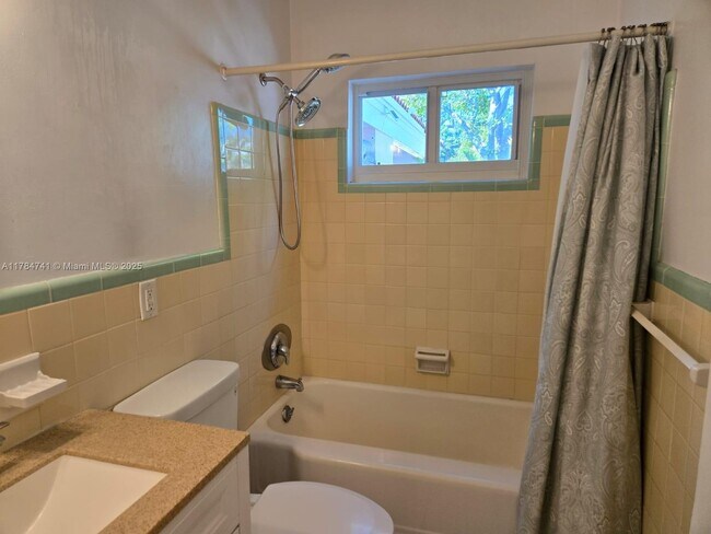 Foto del edificio - 1152 Bayview Dr
