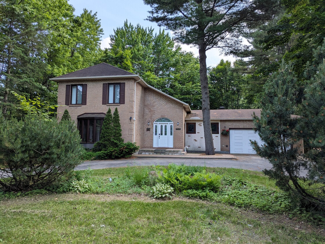 Front with driveway - 2906 Rue Du Cumberland