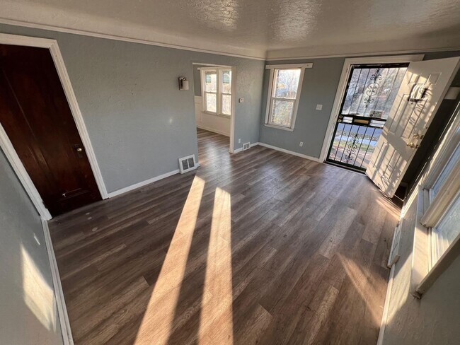 Building Photo - Beautiful 2 bedroom 1.5 bath - $1095/mo