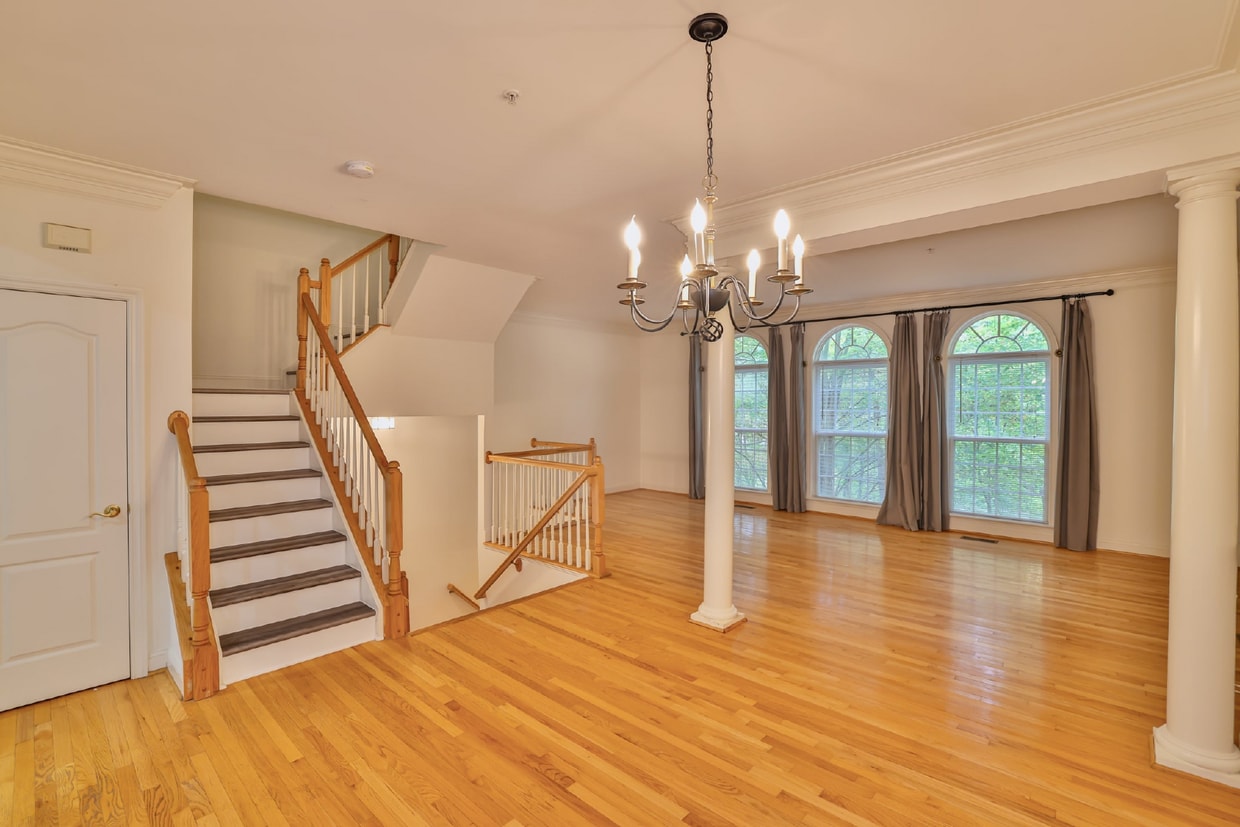 Primary Photo - AFFORDABLE and SPACIOUS 3br Townhouse by P...