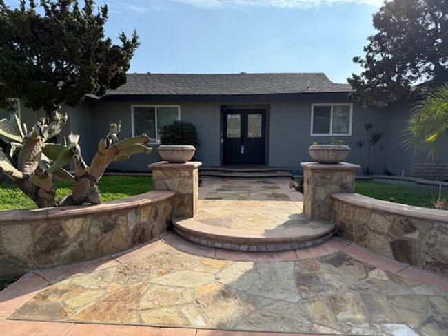 Large Corner lot with Lots of Curb Appeal - Large Corner lot with Lots of Curb Appeal House