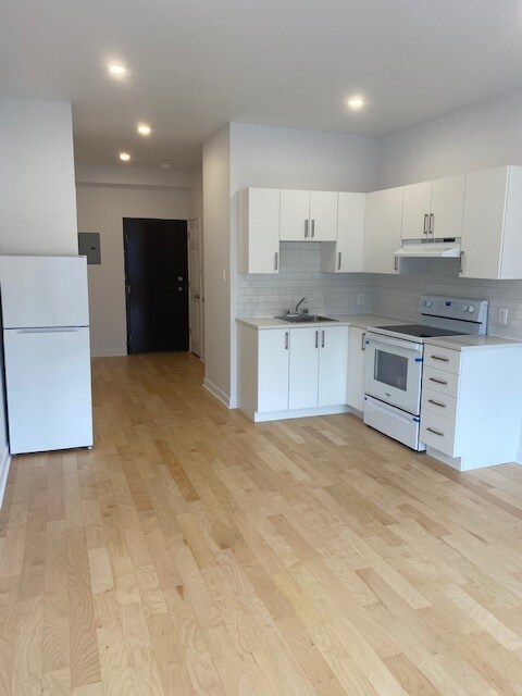 Photo du bâtiment - 5497A Victoria Ave