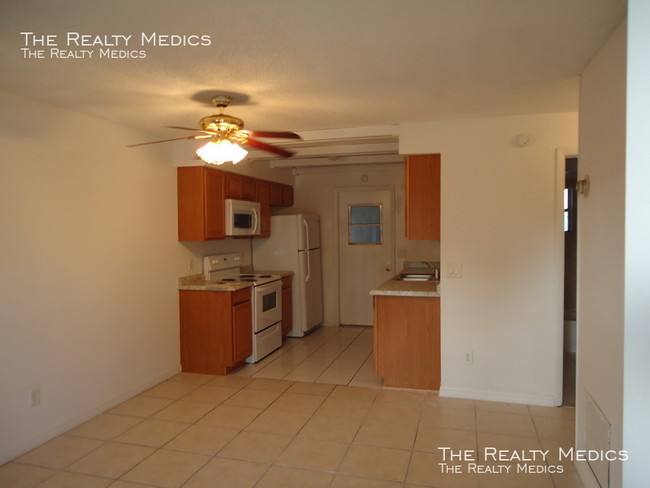 Building Photo - Cozy 2BR / 1 BA Duplex