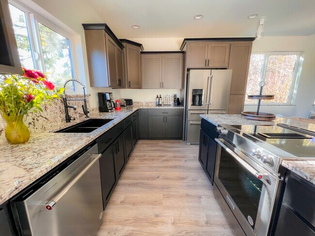 Building Photo - 472 E Alder Dr