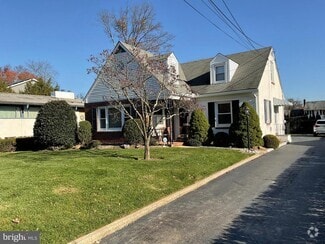 Building Photo - 487 Ewing St
