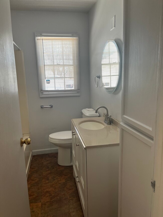 Baño completo en el primer piso - 406 Vince Ave NW