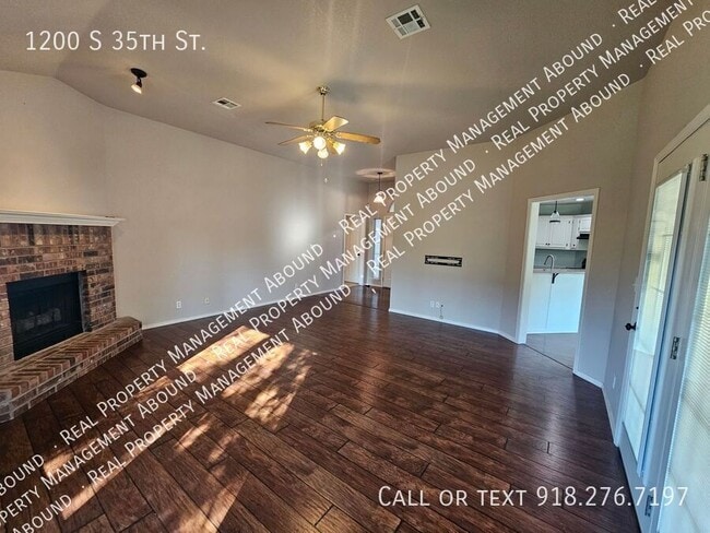 Foto del edificio - 1200 S 35th St