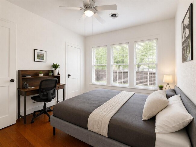 Foto del edificio - 404 W 43rd St