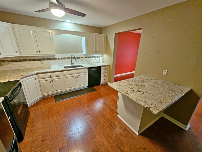 Foto del edificio - 306 Treetops Ct