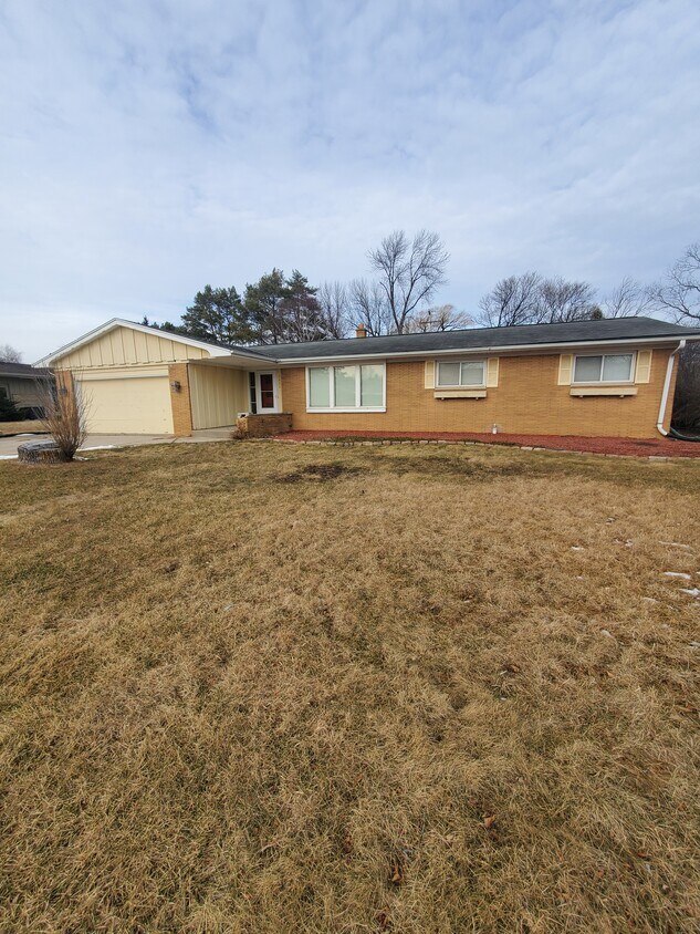 Primary Photo - Charming 3Bed/2Bath Bayside Ranch!