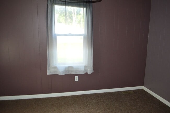 Building Photo - FOR RENT: 2 Bedroom house