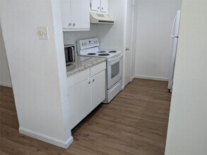 Building Photo - 5550 N Braeswood Blvd