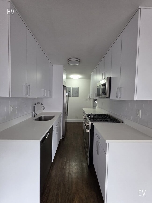 Building Photo - 145 E 16th St