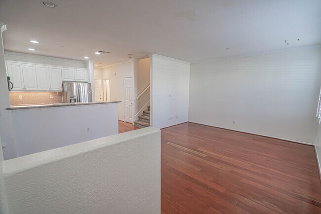 Foto del edificio - 3-Bedroom Home with Fresh Paint in Creekside of Valencia!