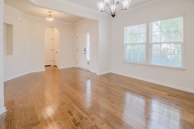 Building Photo - 2048 Oglethorpe Dr