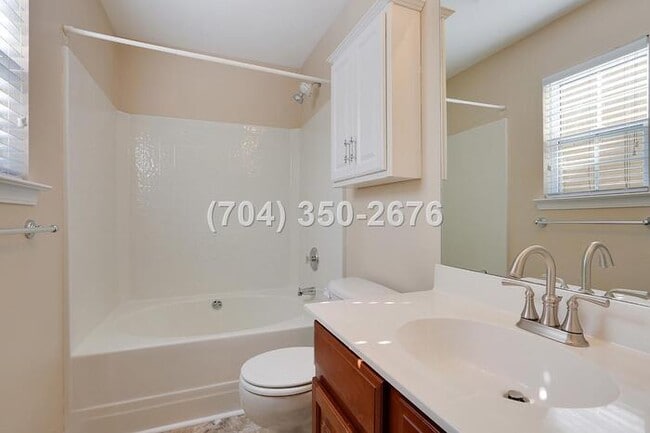 Building Photo - Beautiful House One-story with open floor ...