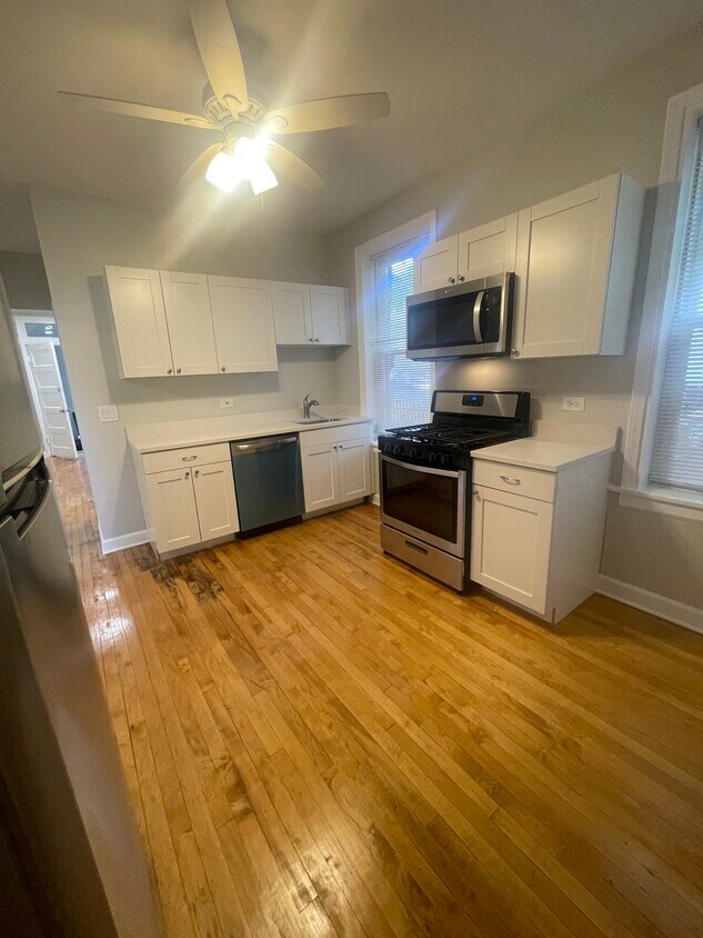 Foto principal - 2990 N Milwaukee Ave