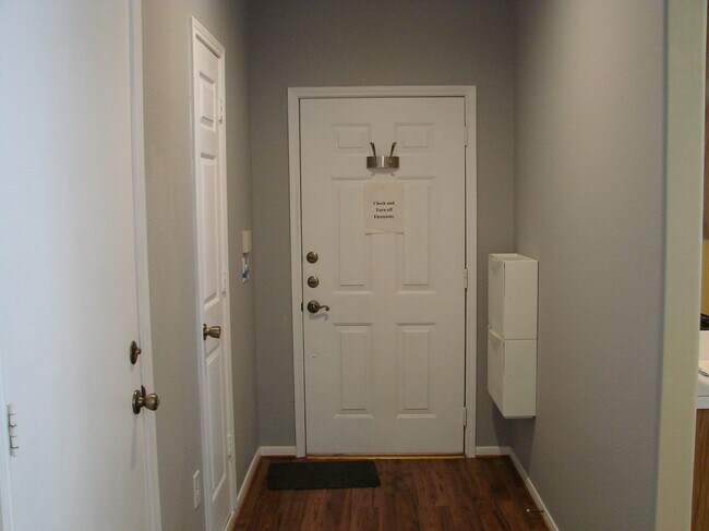 Foto del edificio - 2910 Blue Dawn Dr