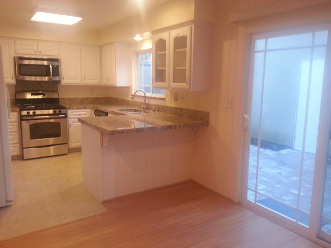 Building Photo - 10241 White Oak Ave