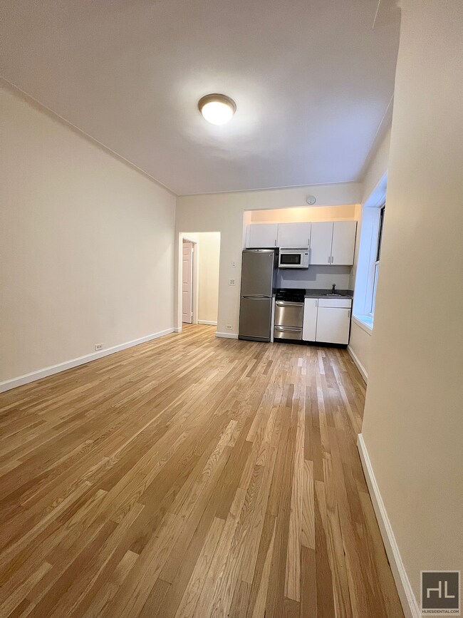 Building Photo - W 13 ST/6th Ave Well-Kept Open Plan 1BR wi...