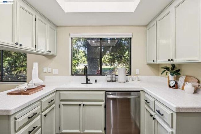 Foto del edificio - 4926 Red Creek Dr