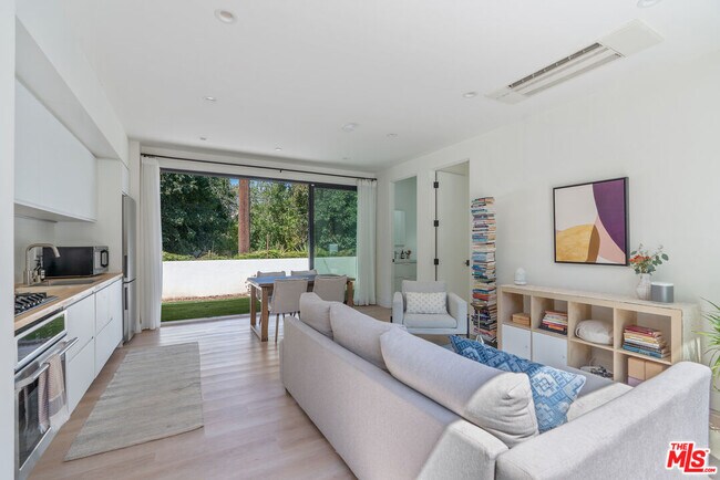 Foto del edificio - 5263 Dahlia Dr