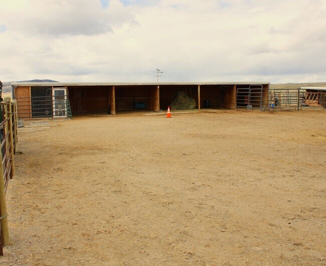 Building Photo - Horse property with indoor arena.