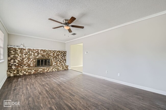 Building Photo - 1401 Paris Dr