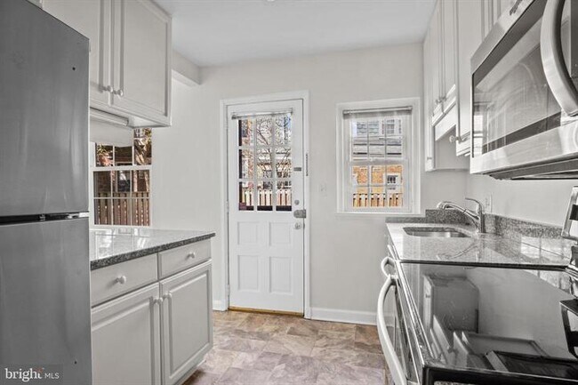 Building Photo - Charming 1-Bedroom Townhouse with 2 Full Baths in Arlington