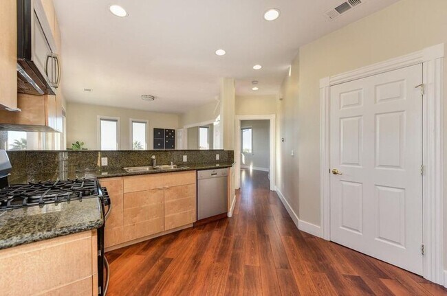 Building Photo - 402 Serpa Way