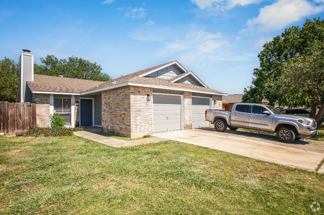 Building Photo - 5514 Lochmoor