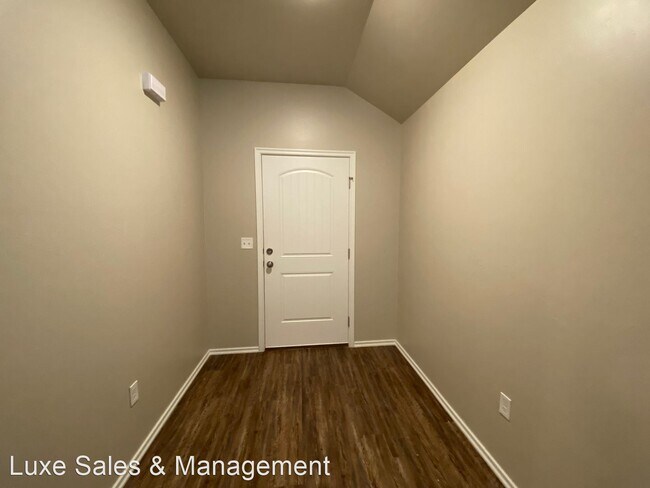 Building Photo - 3 br, 2 bath House - 5220 Oakwood Villas C...