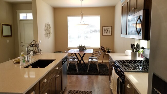 Foto del edificio - 2945 Yew Park Ln