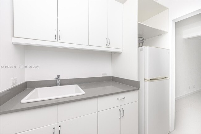 Foto del edificio - 6944 Byron Ave