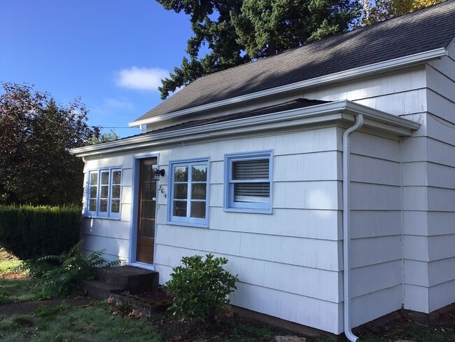 Building Photo - Lots of Living Space!