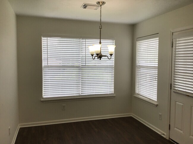 Foto del edificio - 327 Leisure Ln