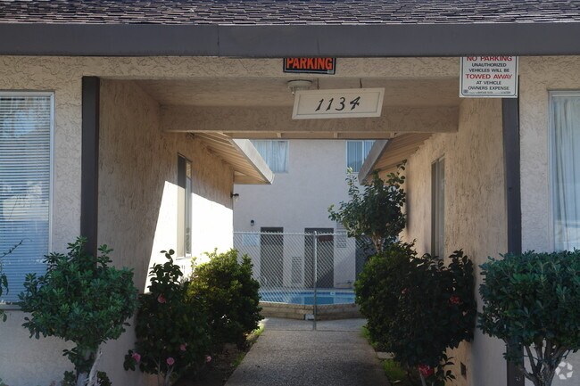 Foto del edificio - 1134 Oakmont Drive Apartments