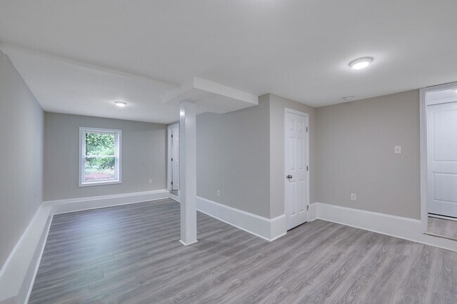 Foto del edificio - "Stunning 5-Bed, 3-Bath Haven with Sunroom...