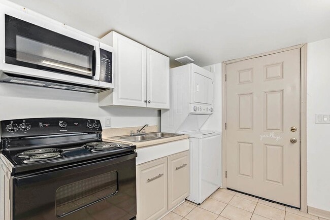 Building Photo - Charming 1-Bedroom Duplex in Historic St. ...