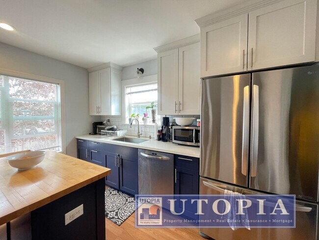 Foto del edificio - Beautiful 2Bed/1Ba Home on Large Corner Lot with 2-Car Garage